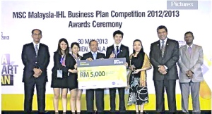 UCSI University students Chew Pei Xin (second from left), Jasmine Lum (third from let), Lim Wai Hing (fifth from left), and Faculty of Business & Information Science lecturer Ms. Eva Lim (sixth from left) posing for a group photo after bagging the first runner-up prize at the MSC Malaysia- IHL Business Plan Competition (MIBPC).