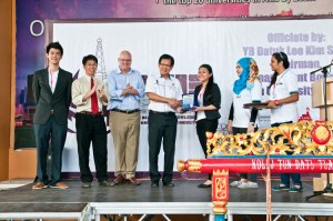 ‘Petroleum Week’ organised by the Society of Petroleum Engineers (SPE) Student Chapter of Curtin University, Sarawak Malaysia (Curtin Sarawak). Grace Rantai (3rd from right) presenting a souvenir to Datuk Lee as (L-R) Toh, Chua and Mienczakowski and others look on.